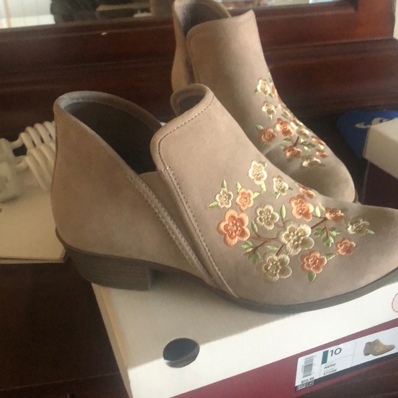 SO Shoes - Super cute stone colored flowered booties